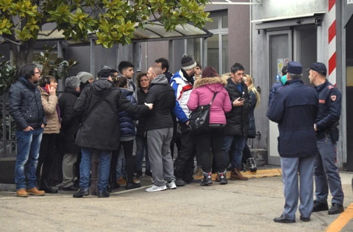 La famille et les amis attendent des nouvelles de leurs proches devant l'hôpital central de Pescara, à environ 58 kilomètres du site où une avalanche a englouti l'hôtel Rigopiano, en Italie, le 20 janvier 2017