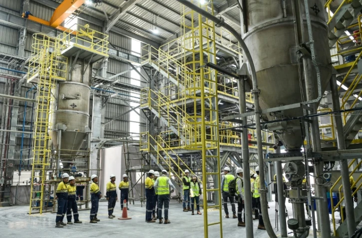 Des employés de la société minière australienne Lynas lors d'une visite des installations, le 8 avril 2026 à Gebeng, dans l'est de la Malaisie