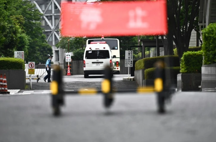Un bus transportant Michael Taylor et son fils Peter arrive au tribunal de Tokyo, le 14 juin 2021