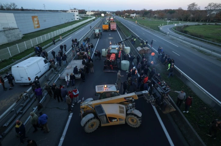 Des agriculteurs bloquent une portion de l'autoroute A64 lors d'une manifestation à Carbonne, dans le sud-ouest, le 12 décembre 2025