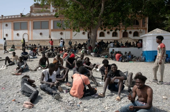 Des migrants dans l'enclave de Ceuta le 1er août 2026