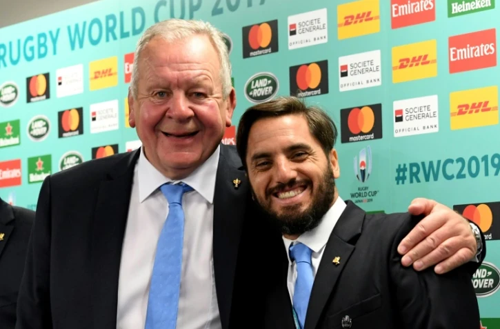 L'Anglais Bill Beaumont (g), réélu samedi président de World Rugby, et l'Argentin Agustin Pichot, alors son vice-président et son concurrent cette année pour la présidence de l'instance mondiale, lors du tirage au sort du Mondial-2019 le 10 mai 2017 à Kyoto