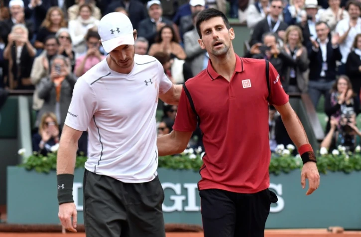 Le Serbe Novak Djokovic (d) et le Britannique Andy Murray après la finale de Roland-Garros remportée par le Serbe, le 5 juin 2016