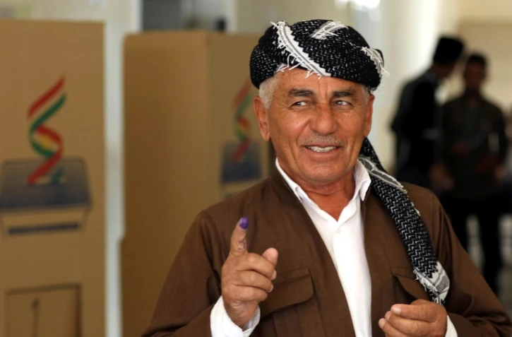 Un kurde irakien montre son doigt couvert d'encre après avoir déposé son bulletin de vote pour les élections du Parlement local dans la région autonome du Kurdistan d'Irak, le 30 septembre 2018