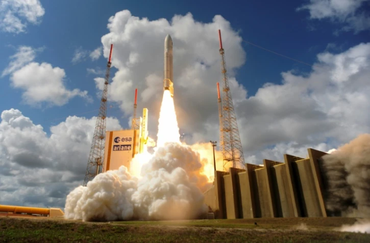 Photo fournie le 17 novembre 2016 par Agence spatiale européenne (ESA) d'une fusée Ariane 5 chargée de 4 satellites Galileo, en train de décoller de Kourou en Guyane française