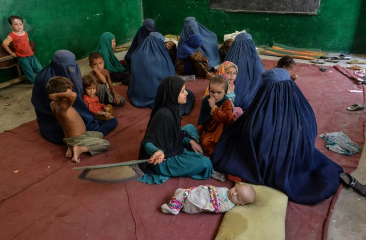 Des familles ayant fui les combats entre les talibans et les forces afghanes se sont réfugiées dans une école à Ghaziabad, dans la province afghane de Kunar, le 7 août 2021