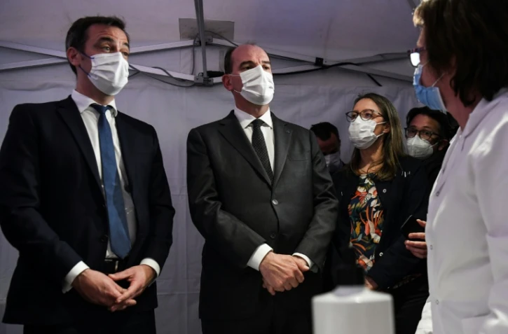 Olivier Véran et Jean Castex dans un centre de vaccination à Saint-Rémy-les-Chevreuse, le 15 avril 2021