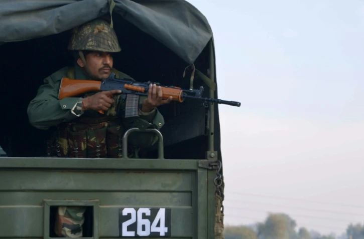 Un soldat indien surveille les environs de la base militaire de Pathankot (Pendjab), le 3 janvier 2016
