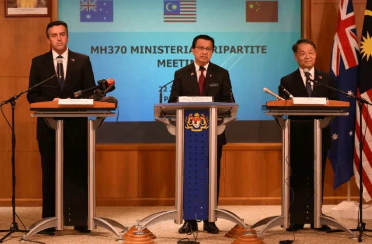 Le ministre malaisien des Transports Liow Tiong Lai (c), ses homologues chinois Yang Chuantang (d) et australien Darren Chester (g), lors d'une conférence de presse sur les recherches du vol MH370, le 22 juillet 2016 à Putrajaya, près de Kuala Lumpur