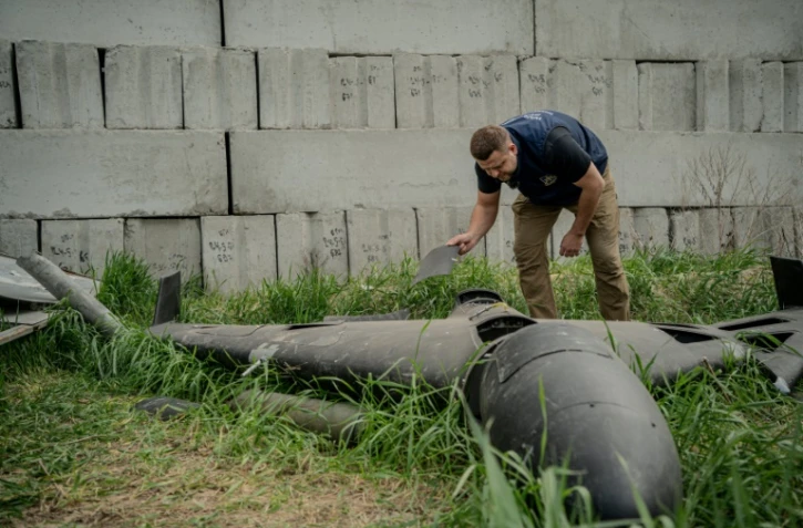 Les restes d'un drone explosif Shahed russe abattu par la défense aérienne ukrainienne, le 30 avril 2025 à Kharkiv.