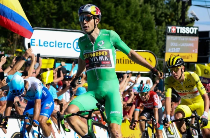 Le Belge Wout Van Aert (c) remporte la 8e étape du Tour de France devant l'Australien Michael Matthews (g) et le Slovène Tadej Pogacar (d), le 9 juillet 2022 à Lausanne