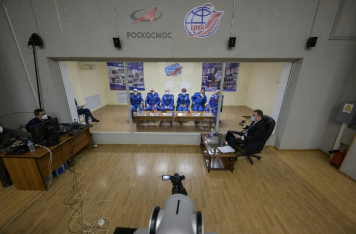 L'équipage du Soyouz MS-18, en quarantaine avant son départ pour la Station spatiale internationale, donne une conférence de presse le 8 avril 2021 à Baïkonour