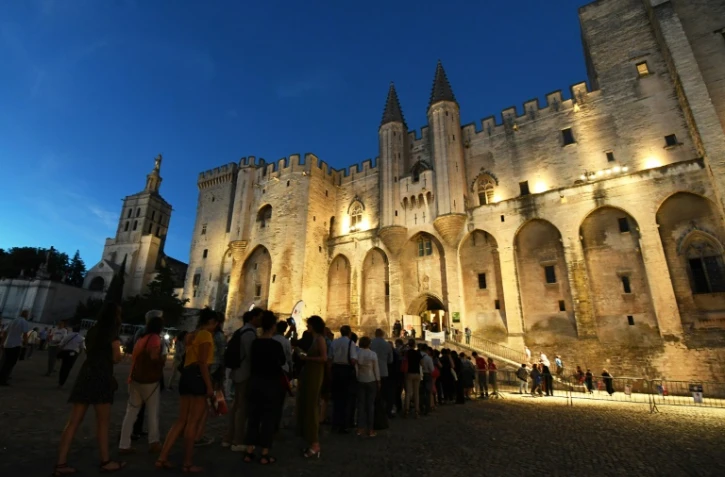 Des spectateurs devant le Palais des Papes le 6 juillet 2016 à Avignon 
