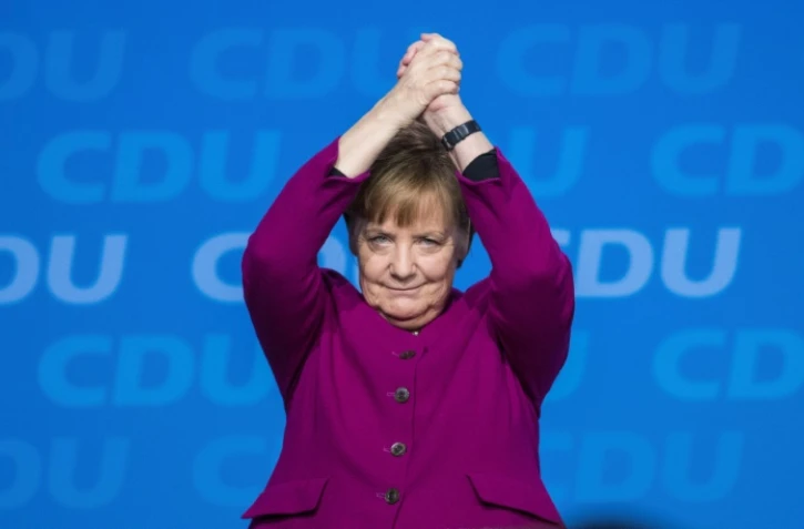 La chancelière allemande Angela Merkel salue l'audience après une réunion du CDU le 26 février 2018 à Berlin
