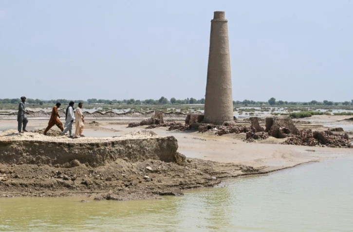 Des travailleurs devant leur briqueterie à l'arrêt en raison d'inondations, à Agilpur au Pakistan le 4 septembre 2022