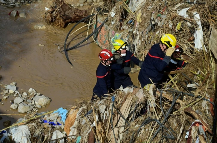 Des pompiers français participent aux opérations de recherche et de secours à Catarroja, au sud de Valence, en Espagne, le 14 novembre 2024