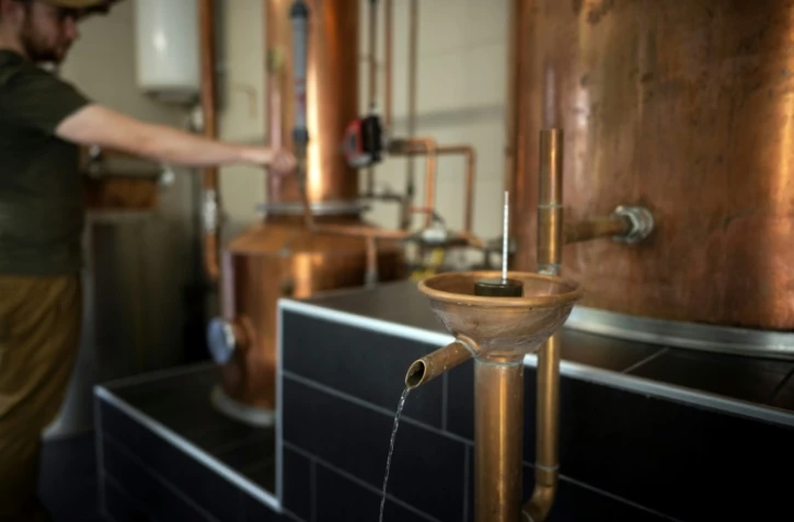 Florent Caston, maître de chais de la distillerie Whisky Twelve, ajuste un alambic, à Laguiole, dans l'Aveyron, le 19 mai 2022