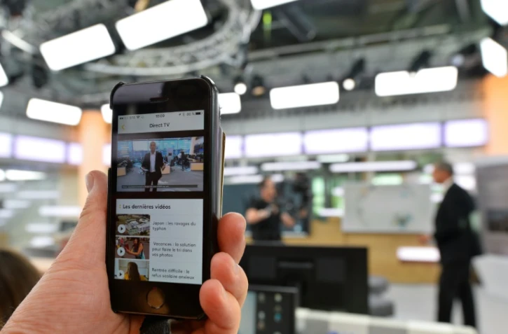 Diffusion sur un smartphone des premières images de Franceinfo, sur le plateau de la chaîne publique, le 1er septembre 2016 à Paris