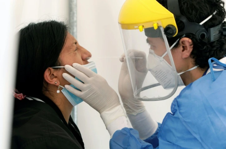 Un personnel de santé réalise un test de détection du Covid-19, à Quito, le 4 janvier 2022