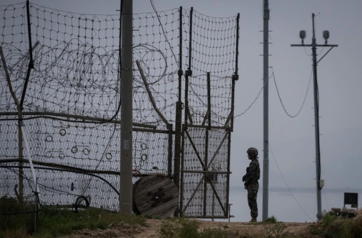 Un soldat sud-coréen monte la garde devant une ouverture de la clôture de la DMZ, à Gyodong, le 9 mai 2017