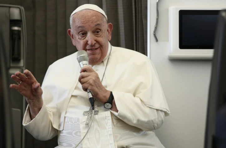 Le pape François lors d'une conférence de presse à bord de l'avion qui le ramène de Singapour à Rome, le 13 septembre 2024
