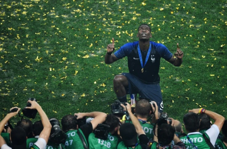 Le milieu français Paul Pogba arbore le maillot à 2 étoiles après le sacre mondial des Bleus à Moscou, le 15 juillet 2018 