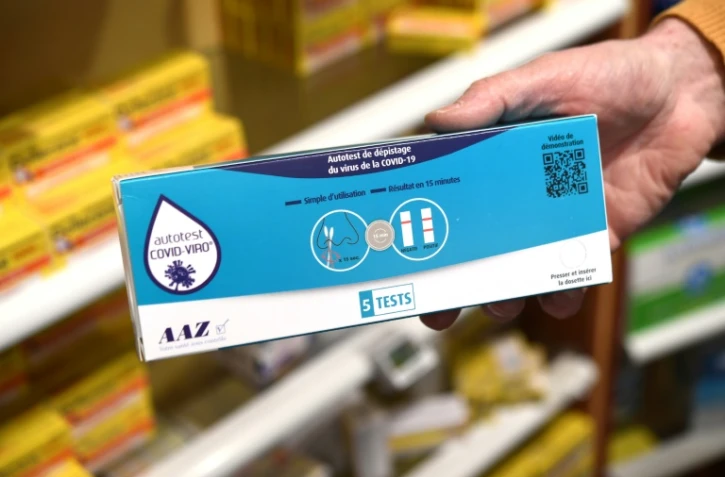 Autotest pour détecter le Covid disponible dans une pharmacie à Brest, le 16 avril 2020