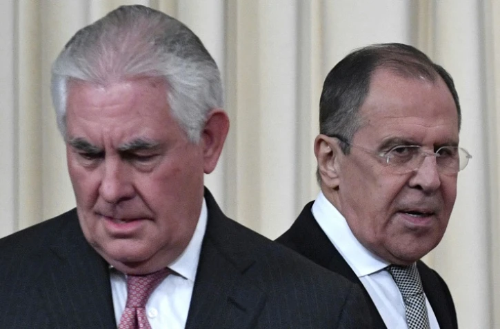 Le ministre russe des Affaires étrangères Sergueï Lavrov et le secrétaire d'Etat américain Rex Tillerson arrivent à une conférence de presse après leurs discussions à Moscou le 12 avril 2017
