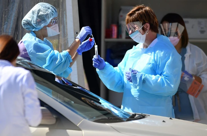 Des employés médicaux testent un patient dans le cadre de la pandémie de coronavirus, le 12 mars 2020 à San Francisco.