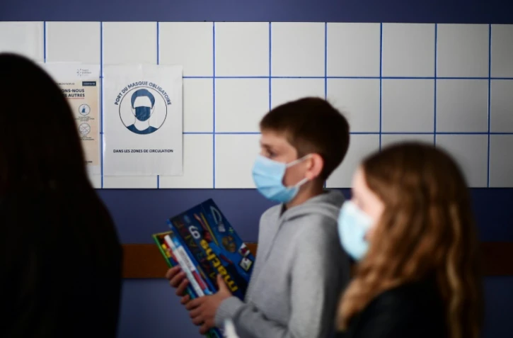 Des élèves ont revêtu un masque dans un collège à Vincennes (Val-de-Marne), le 1er septembre 2020
