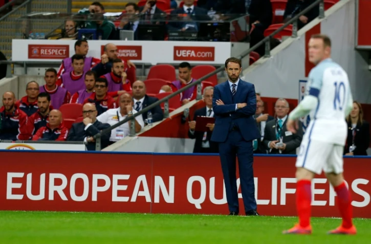 Le sélectionneur intérimaire de l'équipe d'Angleterre Gareth Southgate (2d) observe le match face à Malte en qualifs pour le Mondial-2018 à Wembley, le 8 octobre 2016