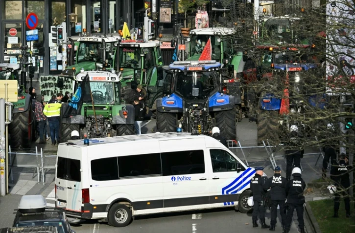 Des tracteurs près du Parlement européen, lors d'une manifestation d'agriculteurs dénonçant les réformes de la Politique agricole commune (PAC) et les accords commerciaux avec le Mercosur, à Bruxelles, le 18 décembre 2025