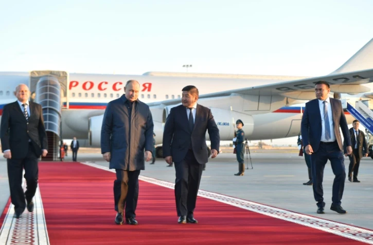 Le président russe Vadimir Poutine (g) à son arrivée à l'aéroport de Bichkek, le 12 octobre 2023 au Kirghizstan