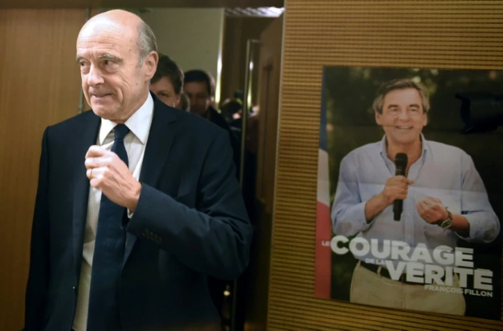 Alain Juppé devant une affiche électorale de François Fillon le 16 février 2017 à Bordeaux