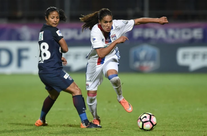 La course s'annonce serrée pour la finale de la Ligue des champions féminine entre les Lyonnaises d'Amel Majri (d) et le Parisiennes de Shirley Cruz, ici le 19 mai 2017 lors de la finale de la Coupe de France