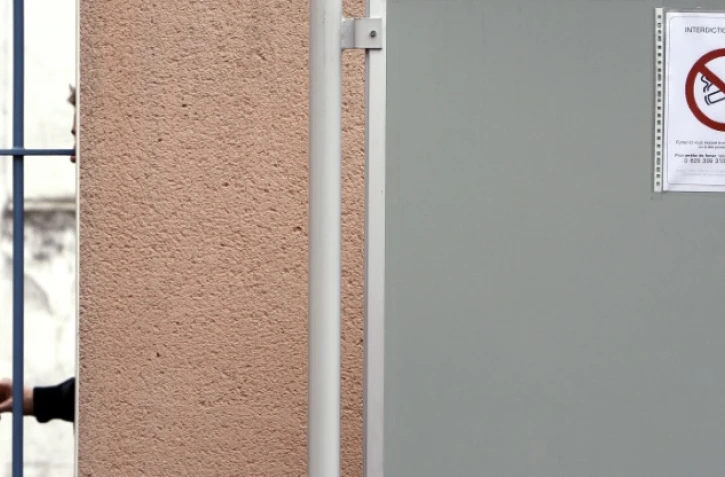 Un lycéen fume à l'extérieur d'un lycée à Toulouse le 1er février 2007