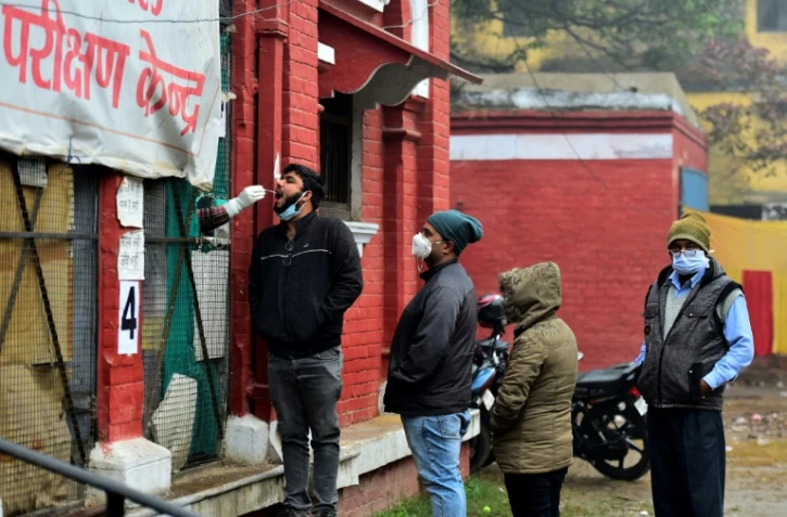 Des personnes se font tester pour le Covid-19 à Allahabad, en Inde, le 6 décembre 2021
