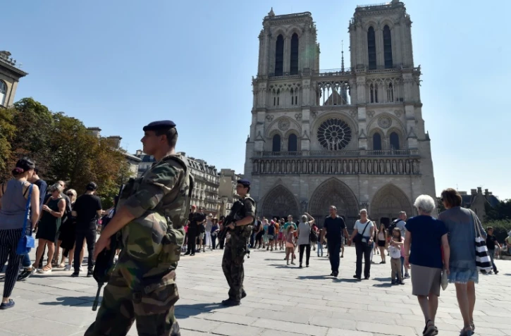 Des militairs devant la cathédrale Notre-Dame le 15 août 2016 à Paris