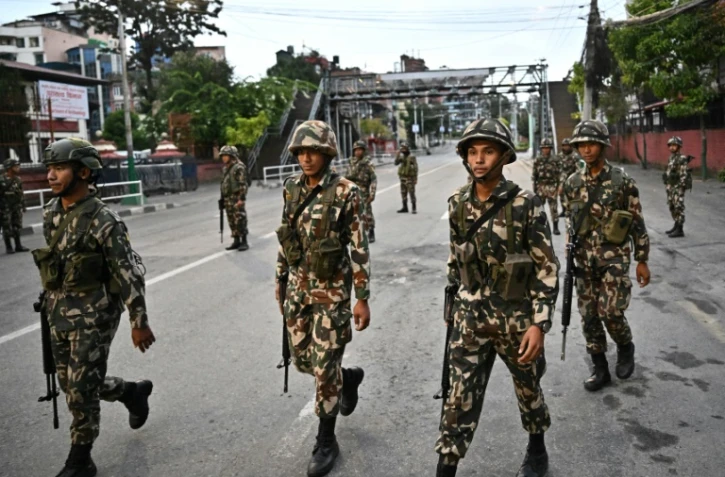 Des militaires patrouillent dans une rue pendant un couvre-feu imposé pour rétablir l'ordre public à Katmandou le 12 septembre 2025 au Népal