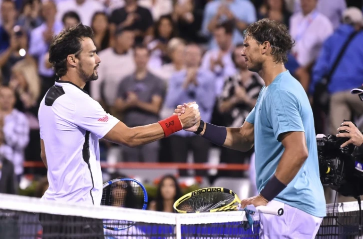 L'Espagnol Rafael Nadal (d) serre la main de l'Italien Fabio Fognini après l'avoir battu en quarts de finale du tournoi Masters 1000 de Montréal, le 9 août 2019
