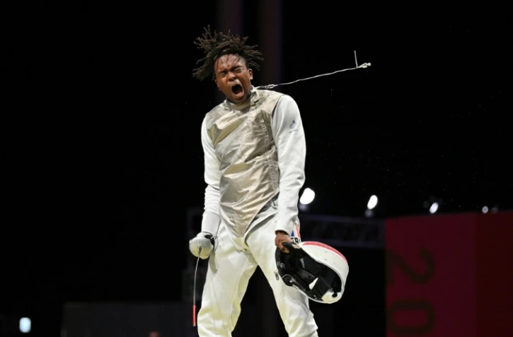 La joie du Français Enzo Lefort, après avoir battu le Japonais Toshiya Saito, en 8e de finale du tournoi individuel de l'épée aux Jeux olympiques de Tokyo 2020, le 26 juillet 2021 à Chiba