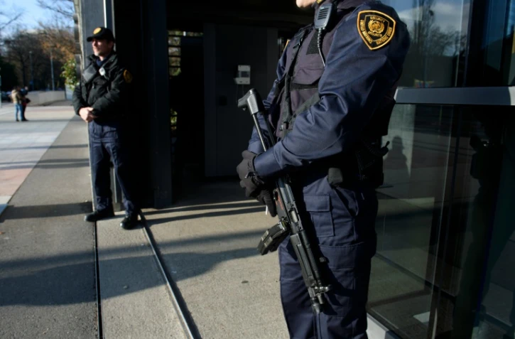 Des membres des forces de sécurité devant l'entrée d'un bâtiment des Nations unies, le 10 décembre 2015 à Genève