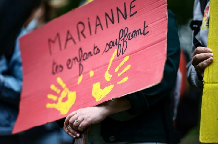 Dans une manifestation pour le soutien à l'aide à l'enfance, à Paris le 15 mai 2025