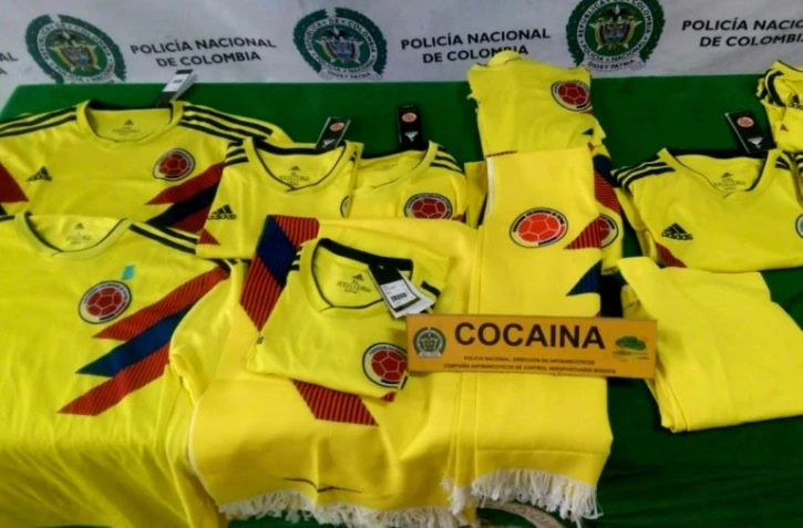 Saisie de maillots de l'équipe de football de Colombie à l'aéroport de Bogota, le 21 juin 2018 