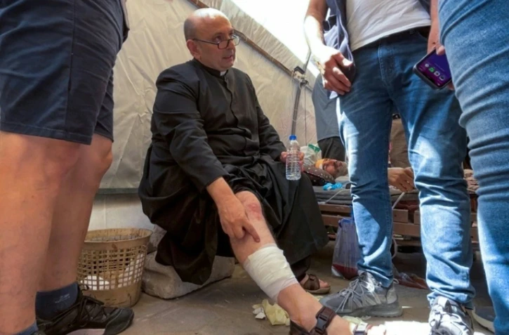 Le père Gabriel Romanelli, blessé lors d'une frappe israélienne sur l'église de la Saint-Famille à Gaza, le 17 juillet 2025