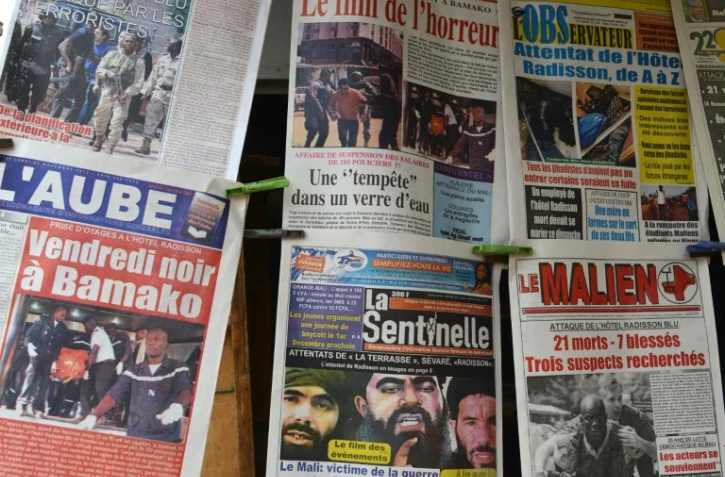 Les unes de journaux, le 23 novembre 2013 à Bamako après l'attaque sanglante contre un hôtel de la capitale malienne