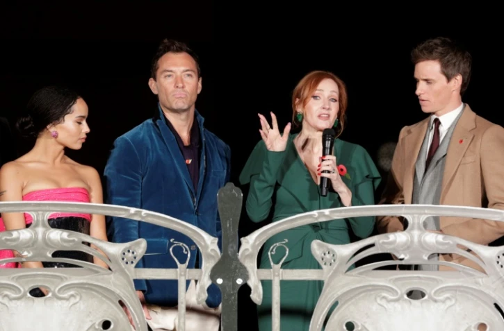 La romancière britannique J. K. Rowling (c) en compagnie de Zoe Kravitz (g), Jude Law et Eddie Redmayne (d) lors de la première de "Les crimes de Grindelwald" à Paris, le 8 novembre 2018