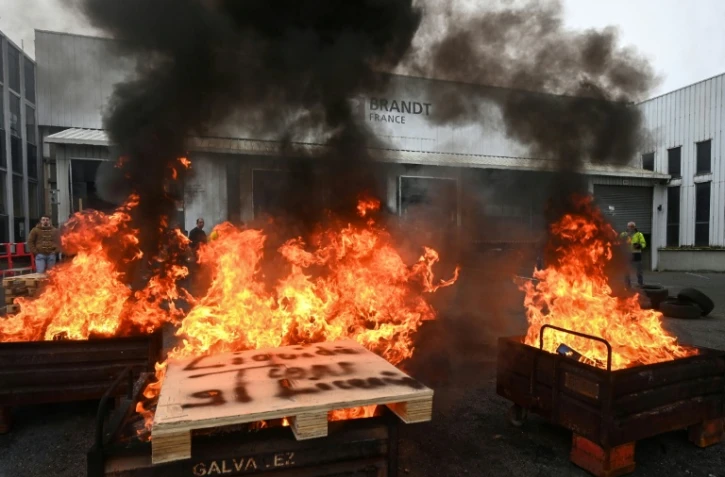 Des feux allumés lors d'une manifestation à l'usine Brandt de Vendôme dans le Loir-et-Cher, le 11 décembre 2025