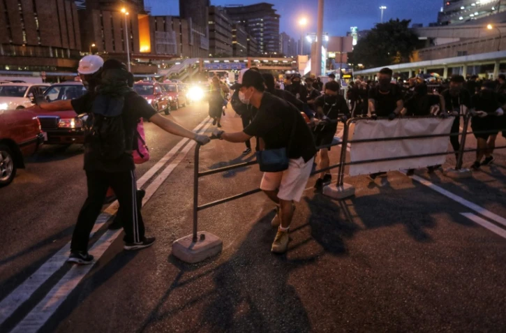Des manifestants pro-démocratie dressent des barricades dans quartier de Hong Kong, le 10 août 2019