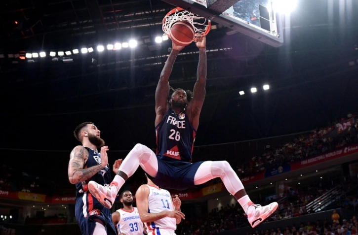 L'intérieur français Mathias Lessort monte au dunk contre l'équipe dominicaine dans le group G du Mondial à Shenzhen, le 5 septembre 2019